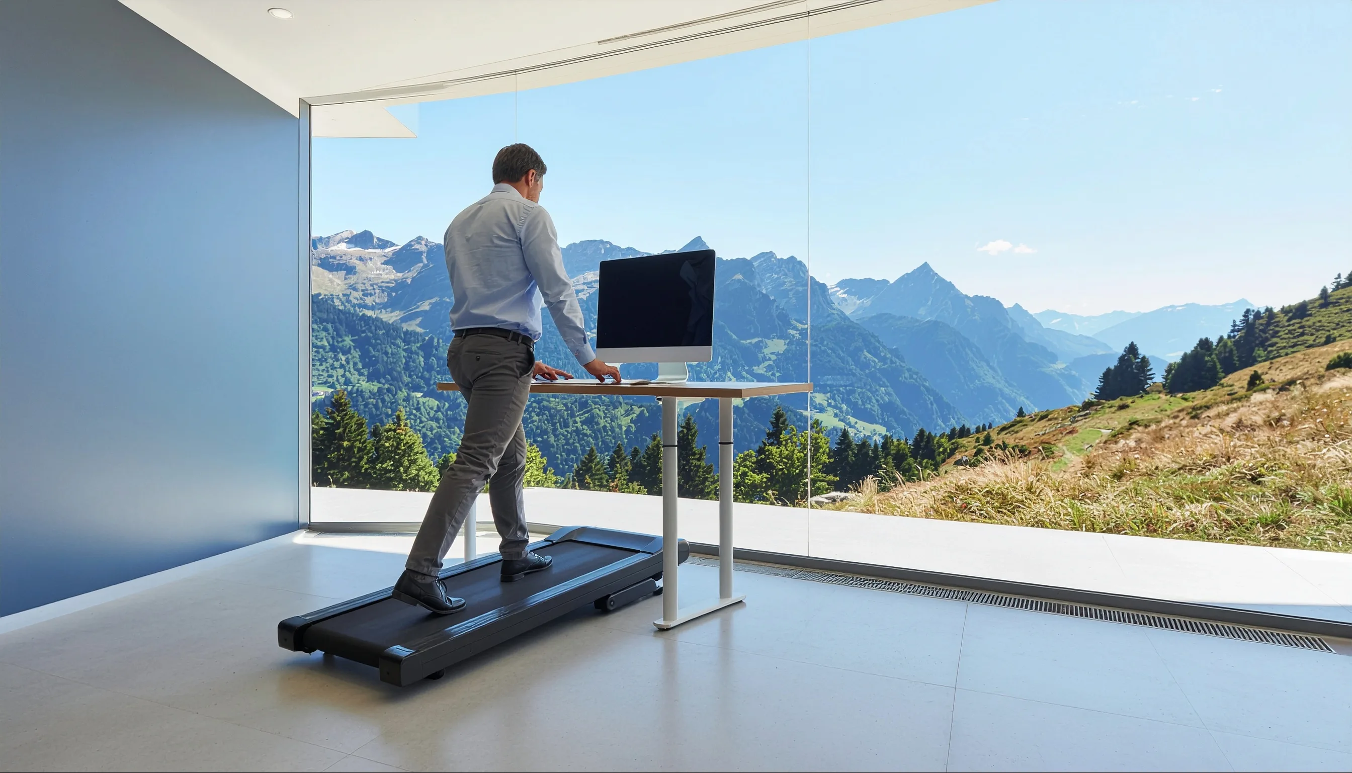 Aménagement de mobilier ergonomique avec bureau assis-debout et tapis de marche pour le bien-être au travail.